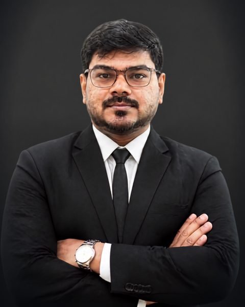 Vignesh Raja, Senior Mortgage Consultant at Loan Arrangers, studio portrait